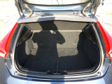 欧州ハッチバックは侮れませんよ?荷室はかなり広いです。この小型ボディにこの収納力はあっぱれです