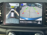 アラウンドビューモニターです。上空からお車の周りを見る感覚で表示されますので、車庫入れも簡単