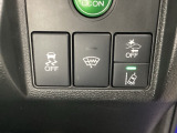 Hondaセンシング用の、VSA(ABS+TCS+横滑り抑制)解除と路外逸脱抑制機能のオンオフスイッチなどはハンドルの右側に装備しています。