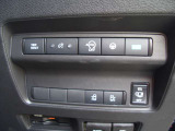 運転席右側には電動スライドドア等の各種スイッチがまとめられています!