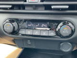 オートエアコンです。温度設定だけであとは自動で風量・温度を調節します。ドライブを快適なものにします。
