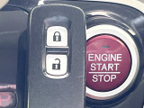 【Hondaスマートキー】カバンやポケットに入れたままでもドアの施錠・解錠が可能なスマートキーを装備。エンジンのオン・オフ時もカギを取り出す必要が無いからとっても便利です♪