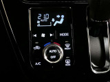季節を問わずに快適に過ごせるオートエアコンが装備されています。自動で風量を調整してくれ車内を快適に保ってくれます。