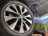 【純正16インチアルミホイール】外観にマッチした純正アルミホイールを装着しております。各種社外アルミホイールや、スタッドレスタイヤも取扱いしております。是非ご相談ください♪