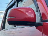 対向車や歩行者が認識しやすいサイドターンランプ付カラードドアミラー