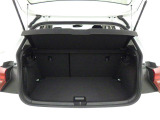 充分な容量を確保したトランクルームは、後席を倒せばさらに大きな荷物も収納可能です。