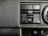 後席の両側電動スライドドアは運転席側からも操作できます。ON/OFFの切り替えが出来ますので、状況によって使い分けられます。