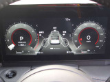 視認性の良いメーター類で中央にはモニターがあり車両情報等が映し出されます。
