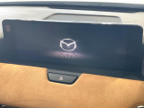 【12.3インチマツダコネクト】車内の雰囲気にマッチした大型ディスプレイ。スマホ接続でのナビ使用やBluetooth再生等、様々な機能が楽しめます。直感的なダイヤル操作が可能で、使い勝手も良好です。