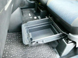 助手席シートの下にはアンダーボックスも装備してます★