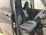 【運転席・助手席転席】運転席の足もともゆったりで長距離ドライブでも快適に★