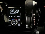 オートマチックシフトノブの隣にはエアコンのスイッチが配置されています。
