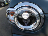 LEDヘッドライトです!暗くなった時に明るく照らしてくれるので安心して運転していただけます☆