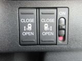 両側電動スライドドア付きで、狭い場所の開閉も楽々です。また重い荷物を持っている時や、両手がふさがっている時でも負担が少なく開閉できます。