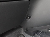 ちょっとした荷物がかけられるフック付き。
