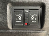 左右両側パワースライドドアが付いています。ワンタッチで簡単にお子様でも、お年寄りの方でも、開閉できますからとても便利です。キーレスや車内スイッチでも自動でドアの開閉ができます。