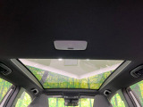 【ガラスルーフ】ガラスルーフ搭載で車内の解放感が一気にアップ!開放的なドライブをお楽しみいただけます。