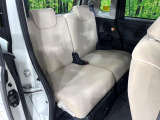 後部座席も気になるようなキズ・汚れやへたり等、大きなダメージはなく、良好な状態です。