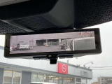 スマートルームミラーが付いております。バックドアについてますカメラと連動して、後方の映像がルームミラーに映ります。