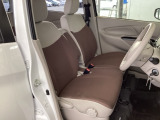 フロントは助手席と繋がったベンチシートです。