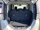 【ラゲッジスペース】リアシートを倒せばこの大容量!!ダンボールなどの大きい荷物も釣り具などの長尺物まで様々載せられそうです!!