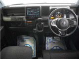 運転にかかわる様々な操作を安全に行えるように視点移動が少なく、操作性に配慮されたスイッチ類が凝縮されたコクピットです。