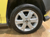 純正15インチアルミホイール装備しています★デザインも人気のアルミホイールですよ★
