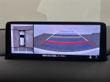 【360&deg;ビュー・モニター】まるでクルマを真上から見下ろしたかのような視点で駐車をサポートします!クルマの斜め後ろや真横など、前後左右の4つのカメラの映像が合成されて、モニターに映し出されます。