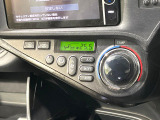 【オートエアコン】一度お好みの温度に設定すれば、車内の温度を検知し風量や温度を自動で調整。暑い&hellip;寒い&hellip;と何度もスイッチ操作をする必要はありません。快適な車内空間には必須の機能ですね♪