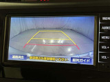 後方の見える安心をお届けするバックガイドモニター付:バックするときのアシストラインもあって楽々バック!車庫入れや縦列駐車をサポートし、苦手な駐車も安心です!今やもう手放せない装備ですネ♪