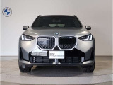 【BMWの伝統-1】BMWの特徴的な&ldquo;キドニーグリル&rdquo;は、80年以上続く伝統の形でございます。変わらないこだわりのデザインが、プレミアムブランド&ldquo;BMW&rdquo;を創り出します。