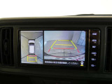 パノラミックビューモニター付きです。車両を上から見たような映像を画面に表示。運転席からの目視だけでは見にくい、車両周辺の状況をリアルタイムでしっかり確認できます。