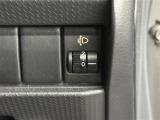 【ヘッドライトレベライザー】後席の乗員やトランクルームの荷物などを載せて上を向いたロービームの照射方向を下に調整し、適切な高さを照らせるようにするための装置です。対向車にも思いやりのある運転を!