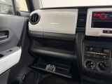 【グローブボックス】車検証、サングラスやCDなど小さい荷物が収納できるので車内を綺麗に整頓できますね。