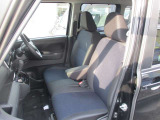 運転席はひじ掛け付きでゆったり広々です。