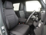 運転席のスペースはゆったりしていていながらも、腰のホールドを増やし長時間乗っても疲れにくいシートとなっております。また座面も頻繁な乗り降りでも破れにくい縫製となっております。