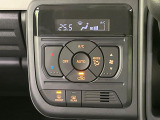 【オートエアコン】一度お好みの温度に設定すれば、車内の温度を検知し風量や温度を自動で調整。暑い&hellip;寒い&hellip;と何度もスイッチ操作をする必要はありません。快適な車内空間には必須の機能ですね♪