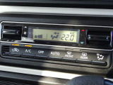 オートエアコン装備★室温調整も楽々!快適な室温を素早く調整可能です。操作パネルやスイッチも上質で操作性も良好です。