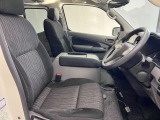 【運転席シート】ゆったりと広々した空間です。ストレスなく運転ができますよ!