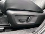 【運転席・助手席パワーシート】お好みの角度に座席の微調整も出来ます。