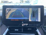 パノラミックビューモニター付きです。車両を上から見たような映像をディスプレイオーディオ画面に表示。運転席からの目視だけでは見にくい、車両周辺の状況をリアルタイムでしっかり確認できます。