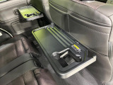 【セカンドシートテーブル】ドリンクを置いたりお菓子を置いたり&hellip;ロングドライブ時、後席にお乗りの方がゆったり快適にお過ごしいただける気配り要素が充実しております♪