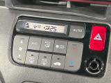 【オートエアコン】一度お好みの温度に設定すれば、車内の温度を検知し風量や温度を自動で調整。暑い&hellip;寒い&hellip;と何度もスイッチ操作をする必要はありません。快適な車内空間には必須の機能ですね♪