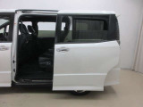 両側パワースライドドア付きだから、狭い駐車スペースなどでの 乗り降りラクラク!小さなお子さまのいるご家庭には嬉しい装備。