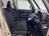 【運転席シート】ゆったりと広々した空間です。ストレスなく運転ができますよ!