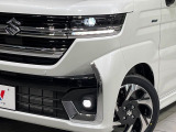 【LEDヘッドライト】悪天候や夜間走行時も良好な視界を確保し安心して運転できる高輝度LEDヘッドライトを装備!点灯速度が早く、消費電力も抑えられています。