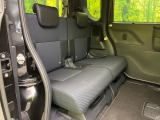 後部座席も気になるようなキズ・汚れやへたり等、大きなダメージはなく、良好な状態です。