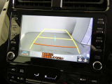 バックガイドモニター付き。車両後方の映像をナビ画面に表示し、駐車などの後退操作をサポートします。
