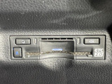【ETC2.0(DSRC/ITSスポット)】ETCカードを挿入すれば料金所はノンストップで通過できます。ETC限定の割引や、高速道路の情報提供サービスを利用できます。