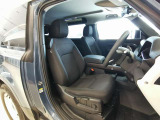 運転席はドライバーをしっかり包み込むように設計されており、長時間のドライブも問題御座いません。また大きな傷や、汚れなどなく綺麗な状態で入庫しています
